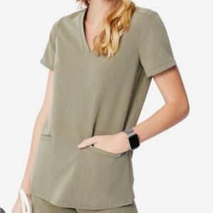 Figs Casma scrub top in XS Heather olive